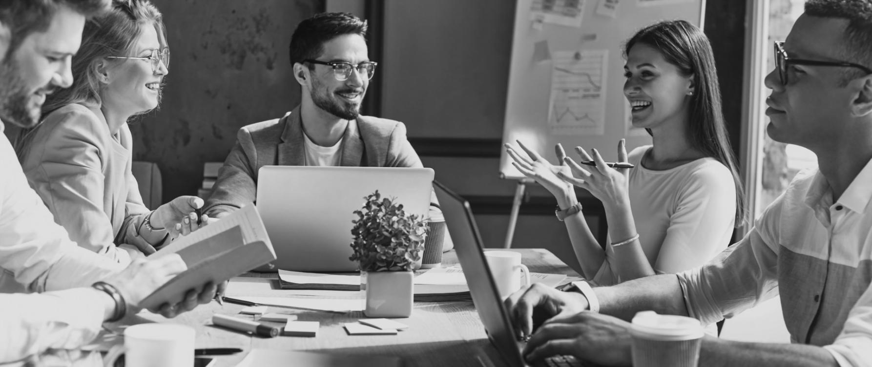 Рабочее пространство аналитика с графиками на экране